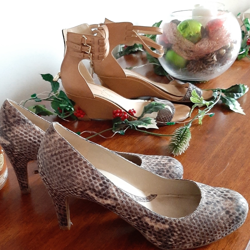 Gift 🎁 2 pairs of shoes (high heels) for 35